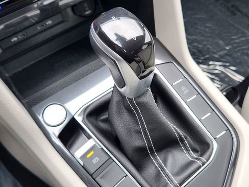 Used 2024 Volkswagen Tiguan SE image 19