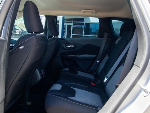 Used 2016 Jeep Cherokee Sport image 9