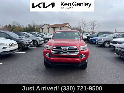 Used 2018 Toyota Tacoma Limited image 2