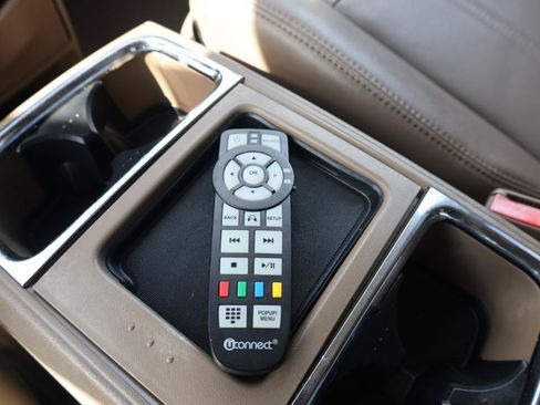 Used 2014 Chrysler Town & Country Touring FWD image 17