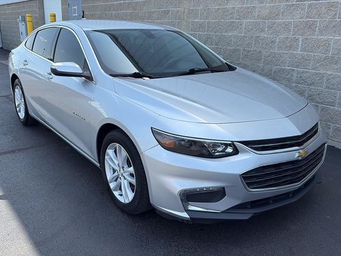 Used 2018 Chevrolet Malibu LT FWD image 2