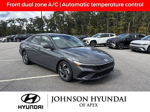 Used 2025 Hyundai Elantra Sport FWD image 3