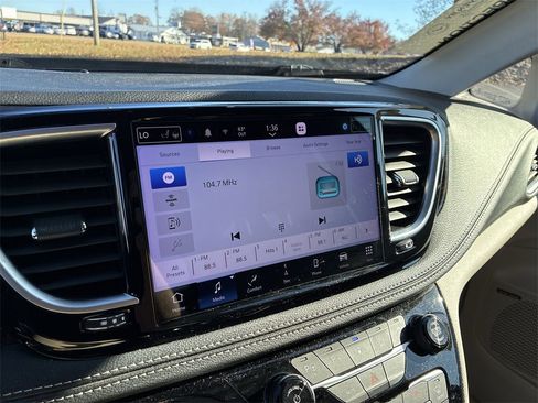 Used 2022 Chrysler Pacifica Limited w/ Uconnect Theater Family Group image 15