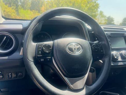 Used 2018 Toyota RAV4 LE FWD image 17