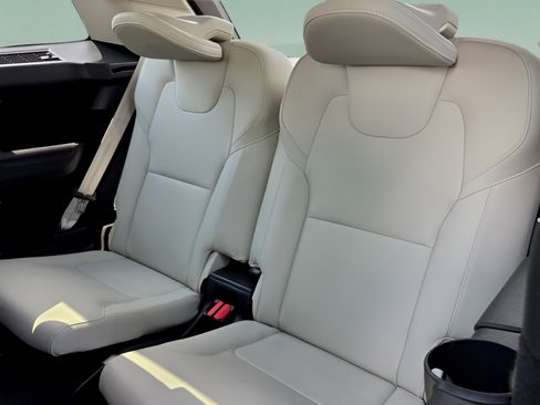 Used 2021 Volvo XC90 T6 Momentum w/ Protection Package Premier AWD/4WD image 9