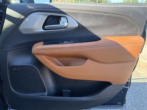 Used 2024 Chrysler Pacifica Pinnacle w/ Trailer Tow Group image 13