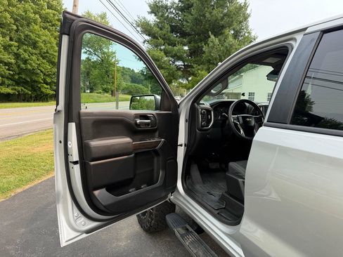 Used 2019 Chevrolet Silverado 1500 LT AWD/4WD image 17