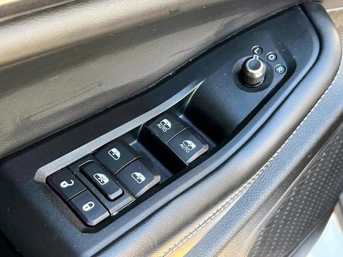 Certified 2023 Jeep Grand Cherokee Laredo w/ Luxury Tech Group I image 17