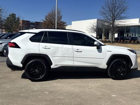 Used 2021 Toyota RAV4 XLE w/ Convenience Package image 2