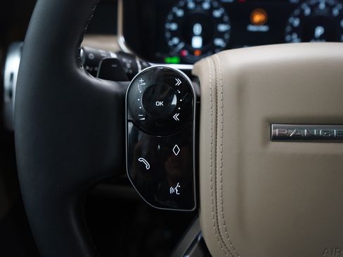 Used 2020 Land Rover Range Rover HSE image 24