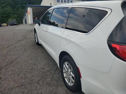 Used 2025 Chrysler Pacifica Select FWD image 9