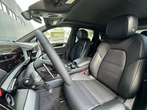 Used 2025 Porsche Cayenne S image 5