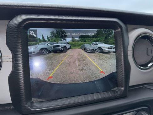 Used 2023 Jeep Gladiator Overland AWD/4WD image 15