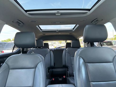 Used 2021 Chevrolet Traverse LT w/ LT Premium Package image 9