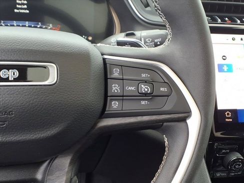 Used 2023 Jeep Grand Cherokee L Limited w/ Black Appearance Package image 18