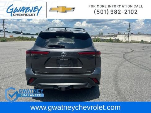 Used 2022 Toyota Highlander XLE AWD/4WD image 6