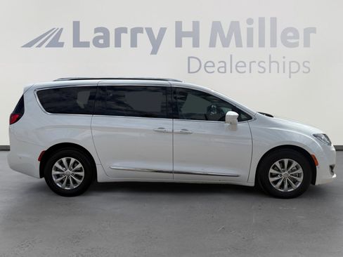 Used 2018 Chrysler Pacifica Touring-L Plus w/ Advanced Safetytec Group FWD image 6