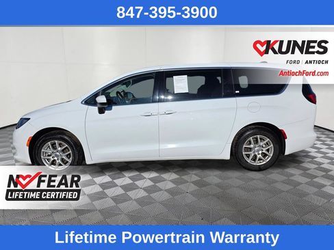 Used 2023 Chrysler Voyager LX FWD image 4