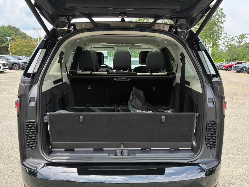 New 2026 Land Rover Discovery Limited Edition AWD/4WD image 15