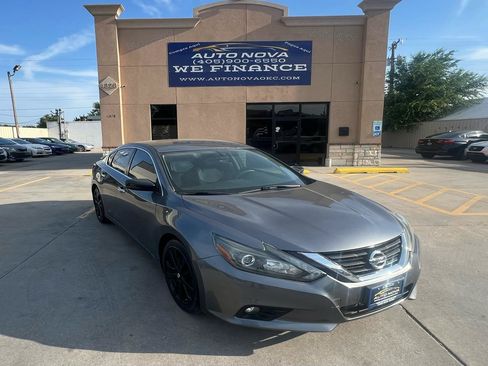 Used 2017 Nissan Altima 2.5 SR w/ Midnight Edition Package FWD image 2