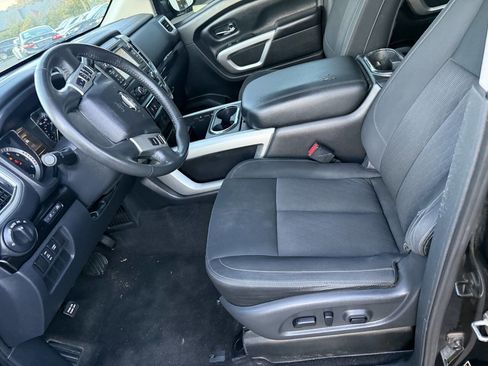 Used 2018 Nissan Titan SV w/ SV Convenience Package image 18