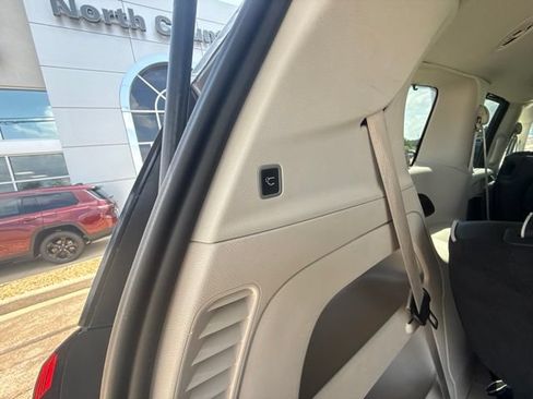 Used 2023 Chrysler Pacifica Limited FWD image 9