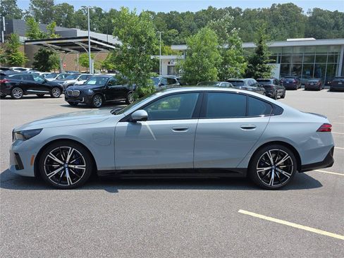 Used 2025 BMW 550e xDrive w/ Executive Package AWD/4WD image 6