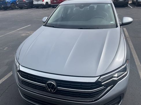 Used 2024 Volkswagen Jetta SE image 2