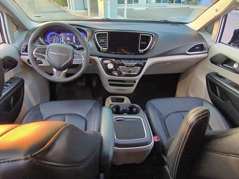 Used 2024 Chrysler Pacifica Touring-L FWD image 19