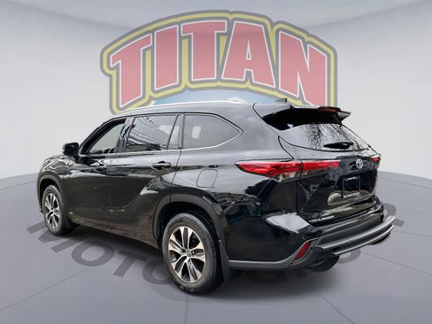 Certified 2021 Toyota Highlander XLE image 3