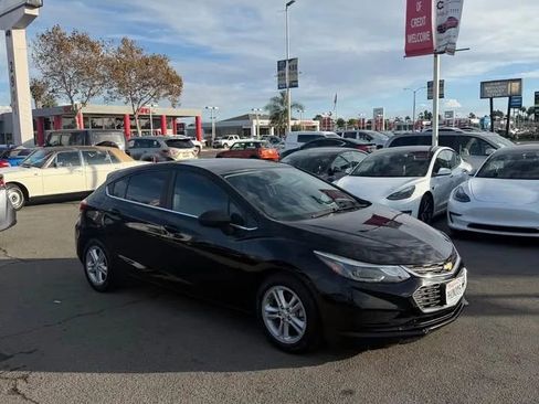Used 2017 Chevrolet Cruze LT image 3