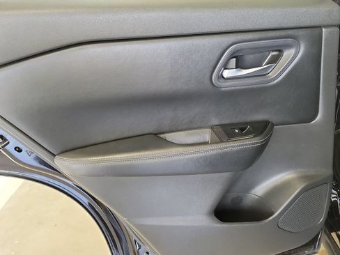 Used 2024 Nissan Rogue SV FWD image 15