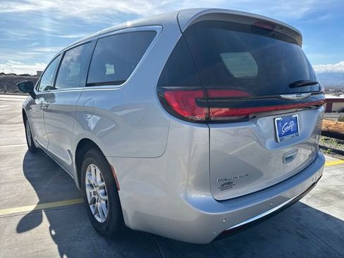 Used 2024 Chrysler Pacifica Touring-L image 3