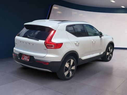 Used 2021 Volvo XC40 T4 Momentum w/ Premium Package FWD image 5