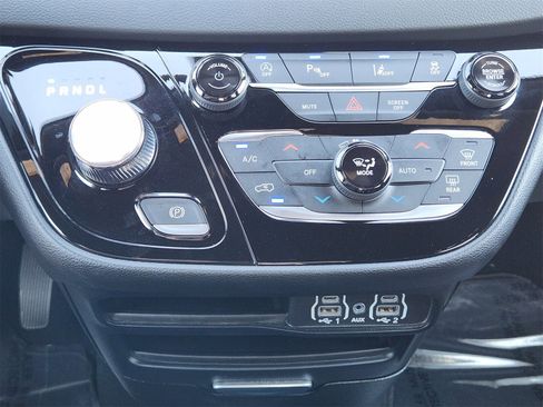 Used 2025 Chrysler Pacifica Select image 24