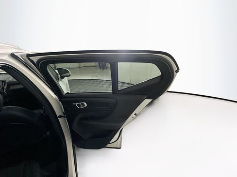 Used 2025 Volvo XC40 B5 Core image 30