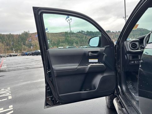 Used 2019 Toyota Tacoma TRD Off-Road w/ TRD Premium Off Road Package image 23