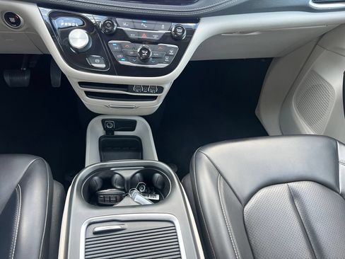 Used 2023 Chrysler Pacifica Touring-L FWD image 35