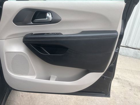 Used 2023 Chrysler Pacifica Touring-L image 16