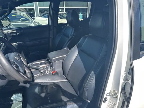 Used 2020 Toyota Tacoma TRD Off-Road w/ TRD Premium Off Road Package AWD/4WD image 16