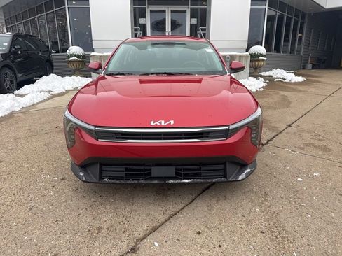 New 2025 Kia K4 LXS image 2