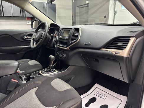 Used 2016 Jeep Cherokee Sport FWD image 24