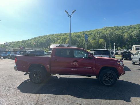 Used 2021 Toyota Tacoma SR5 AWD/4WD image 3