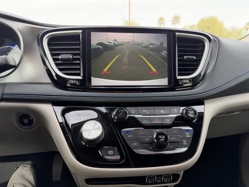 Used 2021 Chrysler Pacifica Touring image 19