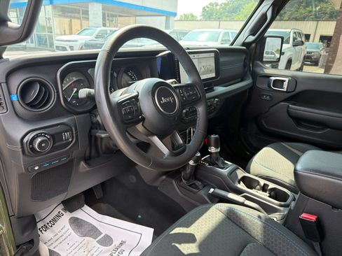 Used 2024 Jeep Wrangler Unlimited Rubicon 4xe w/ Technology Group AWD/4WD image 13