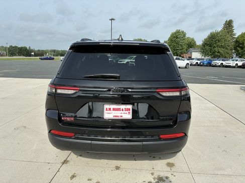 Used 2023 Jeep Grand Cherokee Limited w/ Black Appearance Package AWD/4WD image 7
