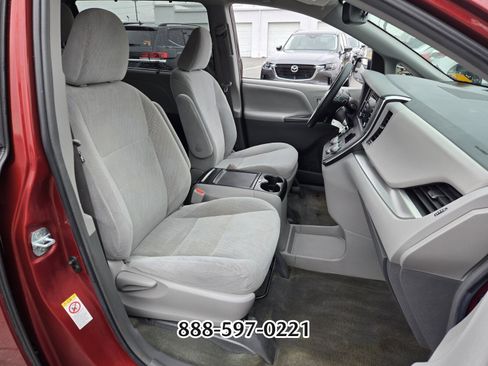 Used 2018 Toyota Sienna LE image 20