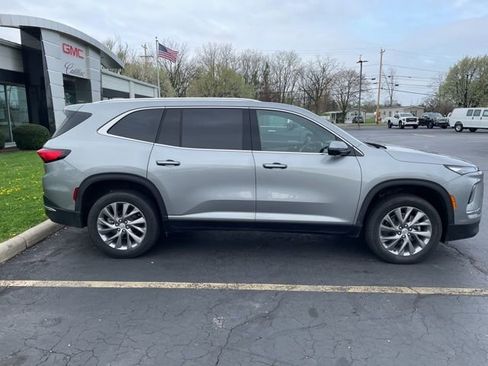 Used 2025 Buick Enclave Preferred AWD/4WD image 8