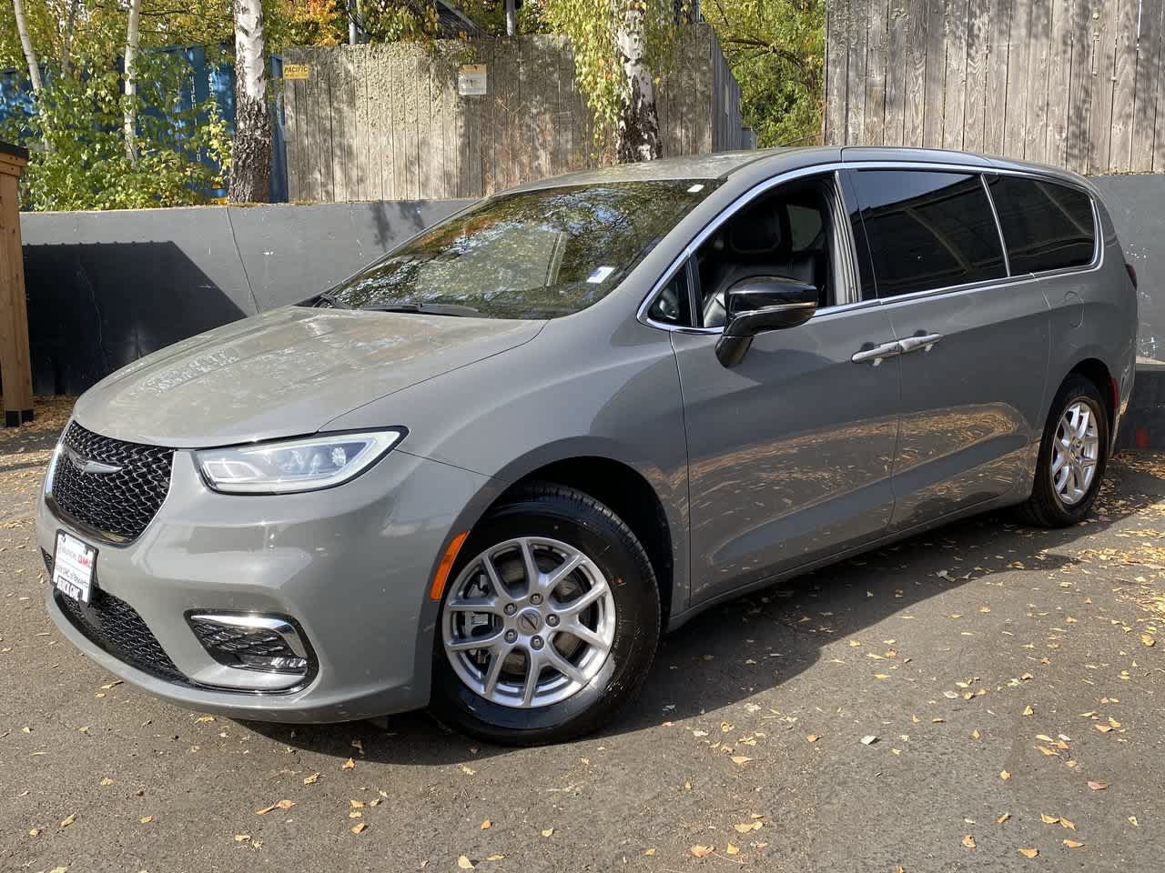 Used 2025 Chrysler Pacifica Select FWD image 1
