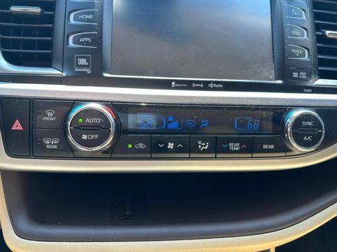 Used 2018 Toyota Highlander Limited FWD image 21